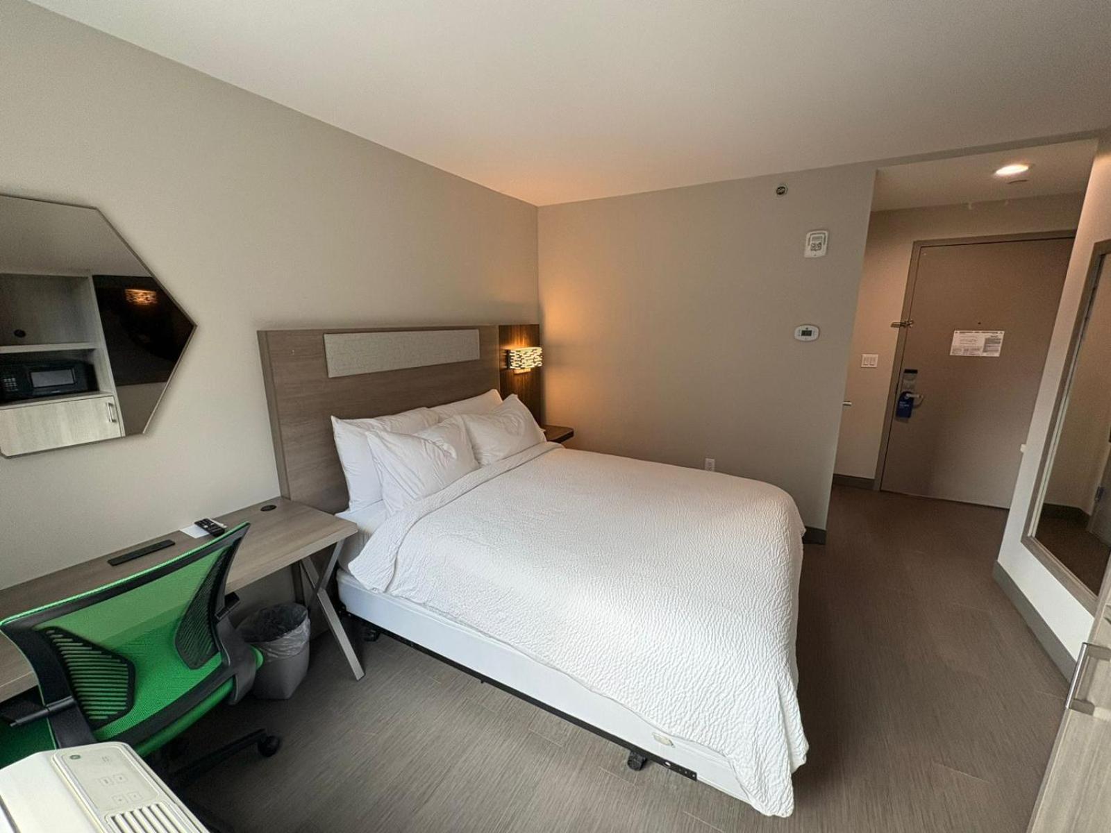 Holiday Inn Express & Suites Нью-Йорк Экстерьер фото